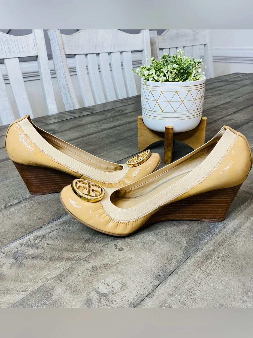 Tory Burch Caroline Patent Leather Wedge Pumps Tan Beige Gold Logo Sz 9